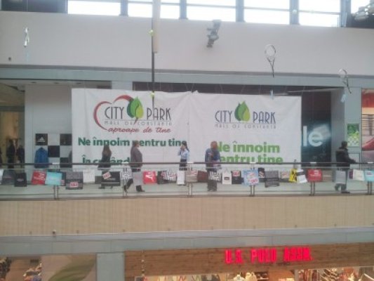Accident rutier în parcarea supraetajată din City Mall